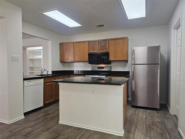 Foto del edificio - 2810 Adelen Ln