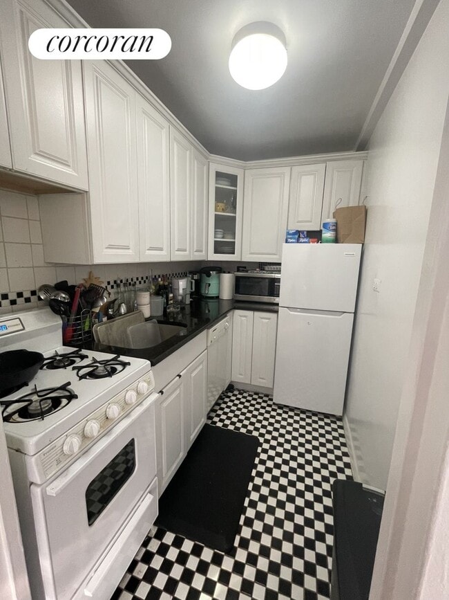 Building Photo - 241 E 76th St