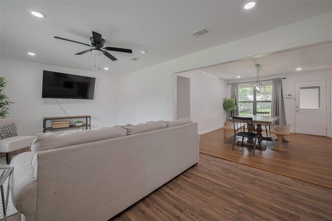 Building Photo - 8057 Ridgeview Dr