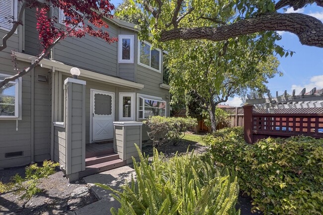 Building Photo - Beautiful 2-Bedroom 2.5Bathroom Mountain V...