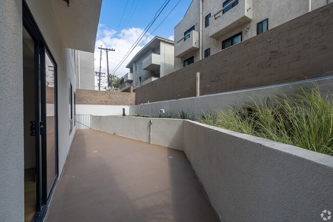 Building Photo - The Overland 16