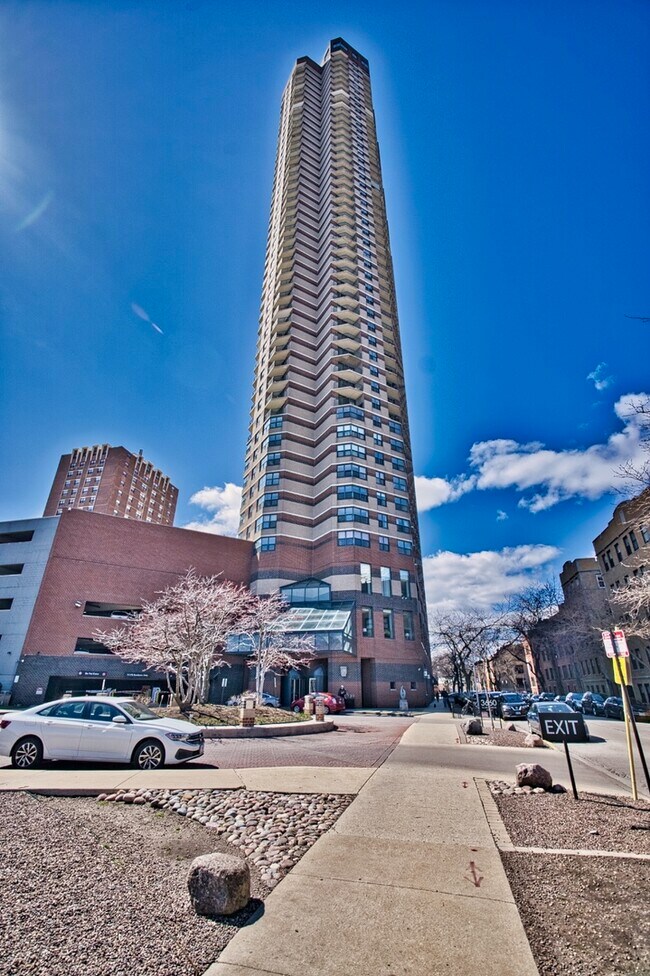 Foto del edificio - 3660 N Lake Shore Dr