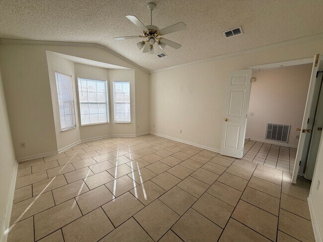 Foto del edificio - SummerBrooke Home, Plenty of Sunshine, Privacy, & Backyard Space!