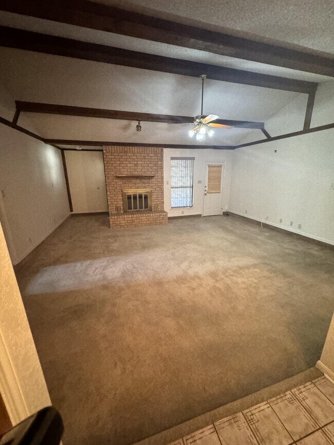 Building Photo - 206 Redwood Cir