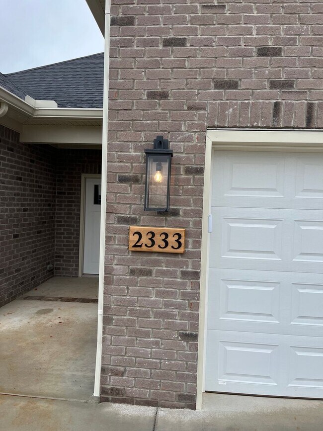 Building Photo - 2333 Trenton Ln