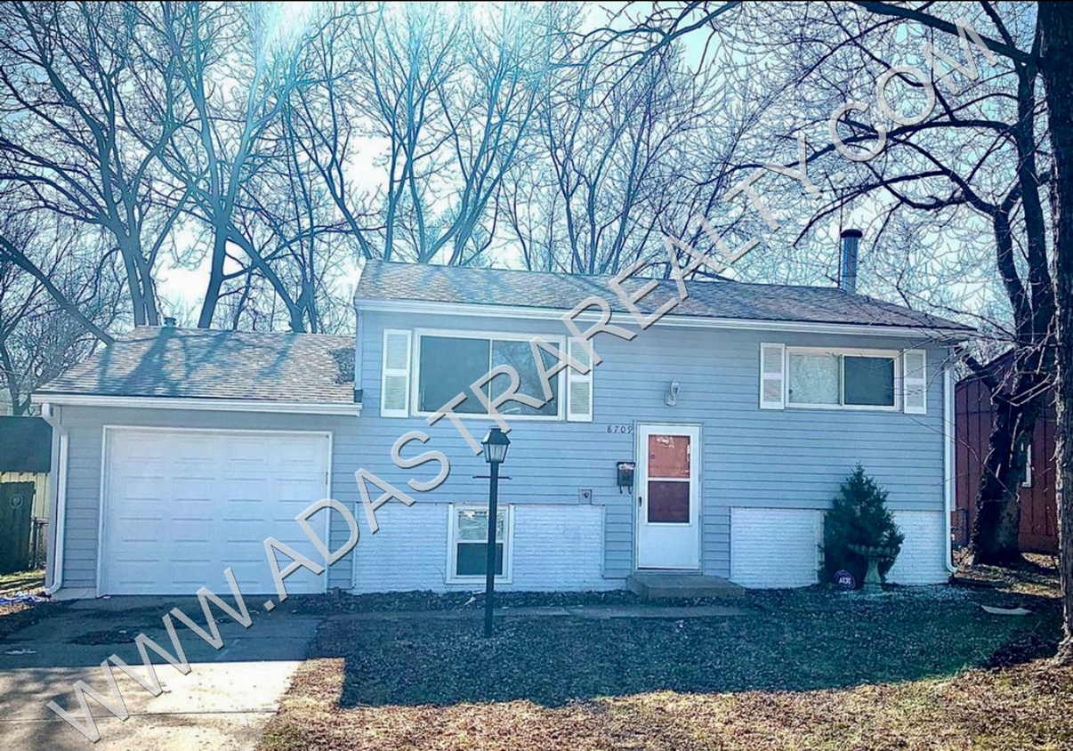 Foto principal - Very Nice 3 Bedroom Home in South KCMO-Ava...