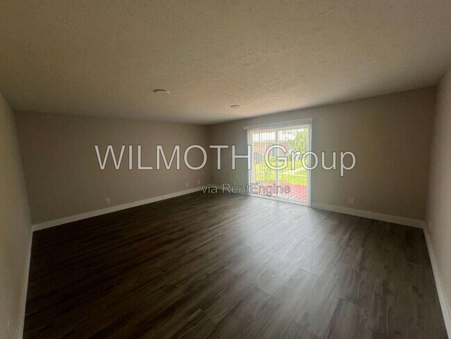 Foto del edificio - 939 W McKay Rd