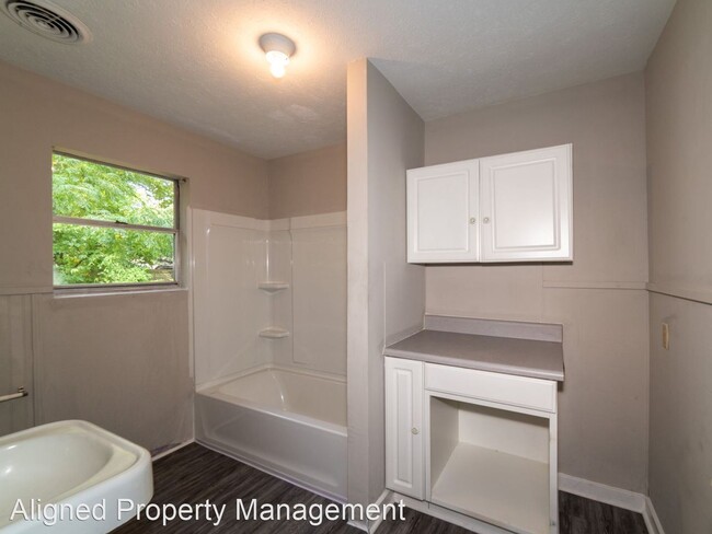 Building Photo - 3 br, 1 bath House - 709 W. 45th