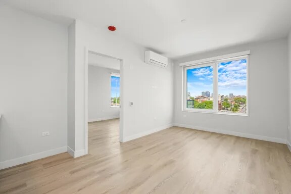 Building Photo - 672 N May St