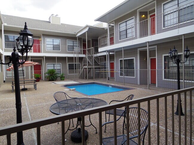 Foto del edificio - UT PRE LEASE: Huge 2/2 Lenox Condo Unit w/...