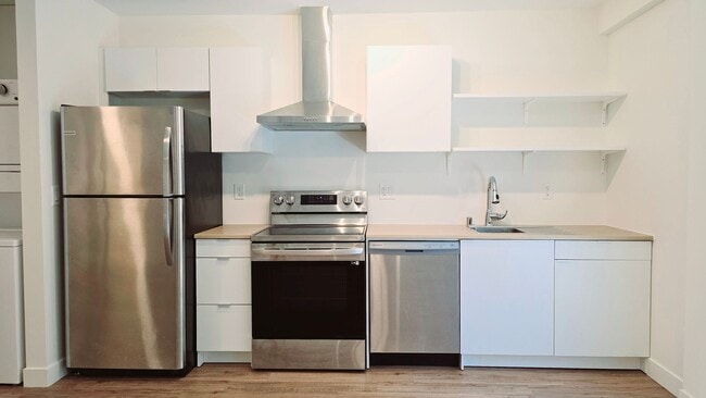 Foto del edificio - Redwood City: Remodeled Studio w/ Laundry In Unit & Parking Included