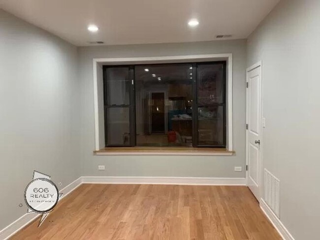 Building Photo - Belmont Cragin Apts Available!