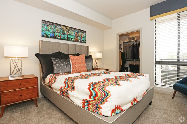2BR, 2BA - 986 SF - Curve at Melrose