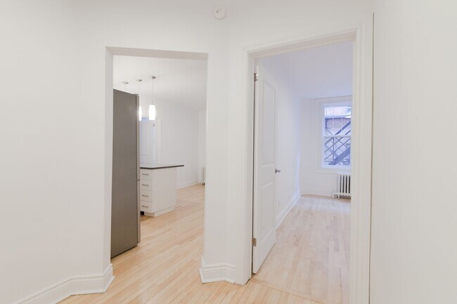 Building Photo - 3720 Chemin Queen Mary