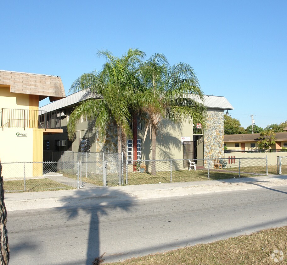 Building Photo - 922 NW 1st Ave