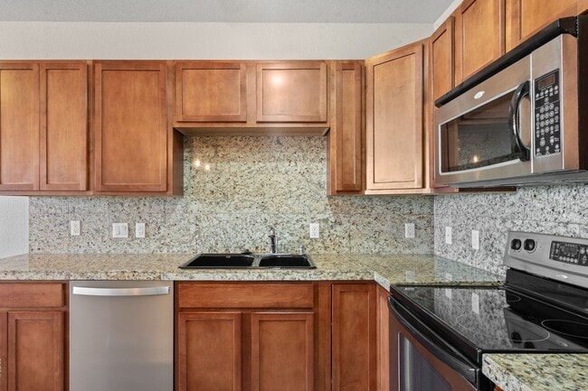 Foto del edificio - Charming 2 Bed, 2 Bath Top-Floor Condo with Great Sunrise Views