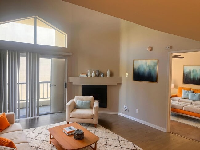 Building Photo - 2 Bedroom 2 Bathroom Plus Loft in Prime Woodland Hills