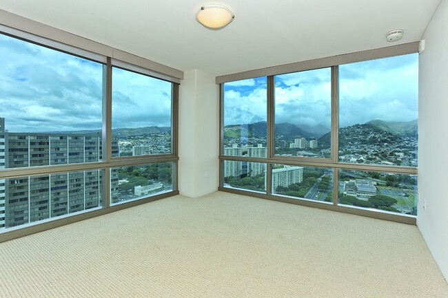 Building Photo - Convenient Living in Downtown Honolulu!