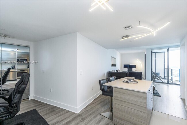 Foto del edificio - 121 NE 34th St