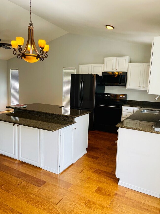 Foto del edificio - GORGEOUS 5 BEDROOM HOME. Maple and 119th st W