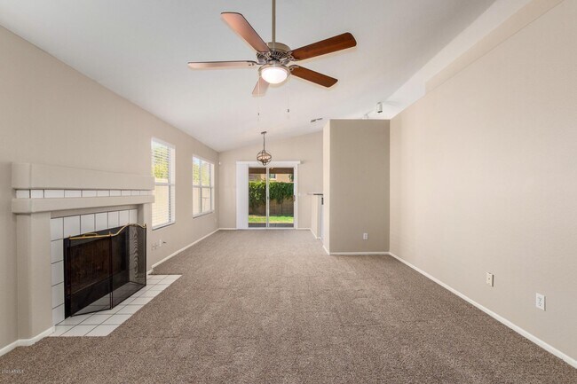 Foto del edificio - 4337 E Hartford Ave