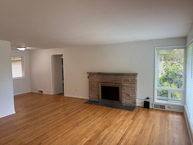 Foto del edificio - 3 Bedroom + 1.5 Bath +Family Room Kirkland $3100 per Month