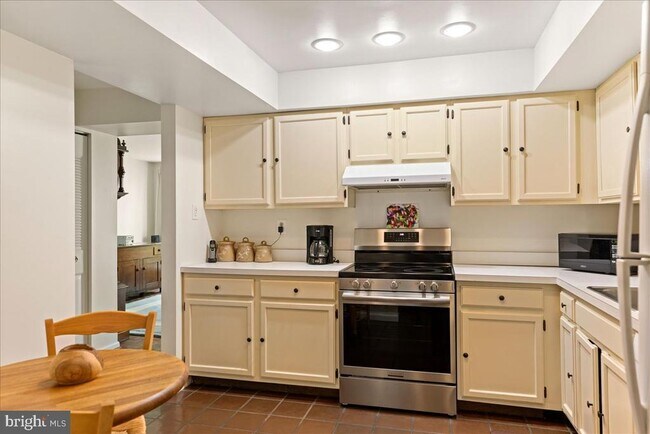 Building Photo - 130 Westbury Ct