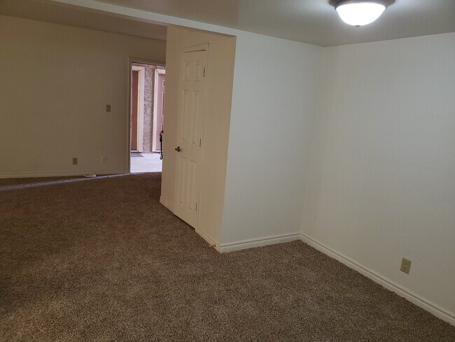 Building Photo - 4981 River Glen Dr Building Photo - 4981 River Glen Dr