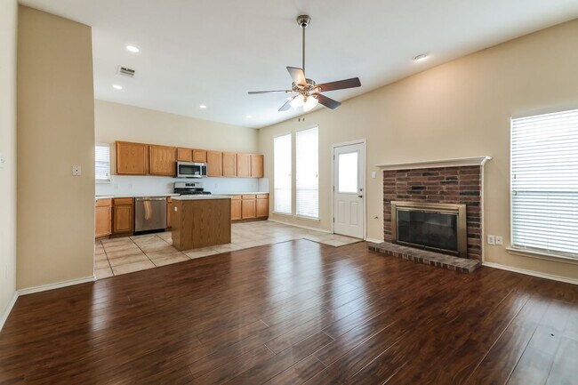 Building Photo - $2,150 4 Bed/2 Bath/2 Garage Ready for Move-in Rockwall Home in Highland Meadows