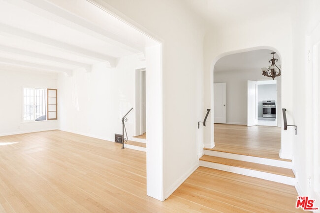 Building Photo - 165 S Mansfield Ave