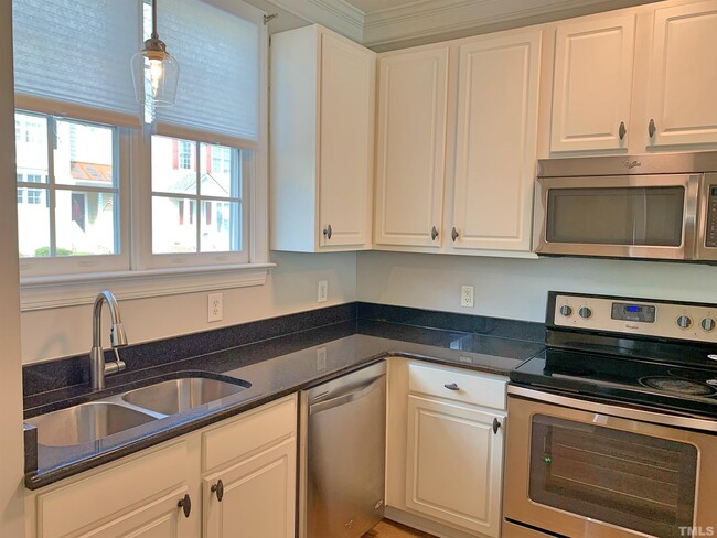 Foto del edificio - 204 Madison Grove Pl