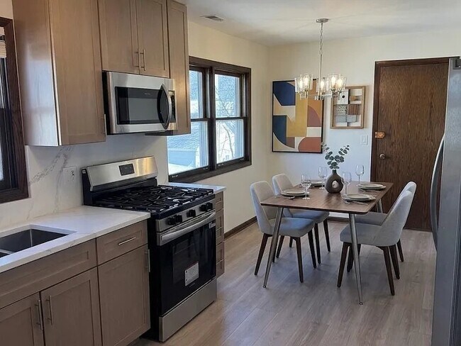 Foto del edificio - 6849 N Overhill Ave
