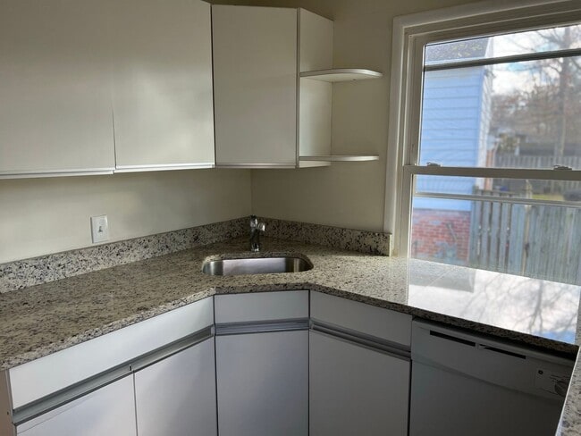 Foto del edificio - Lovely Split Level Close to Walter Reed, N...