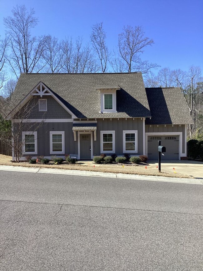 Foto del edificio - 3 BEDROOM 2.5 BATH W/ 1 CAR GARAGE, DECK, & FENCED IN BACK YARD!
