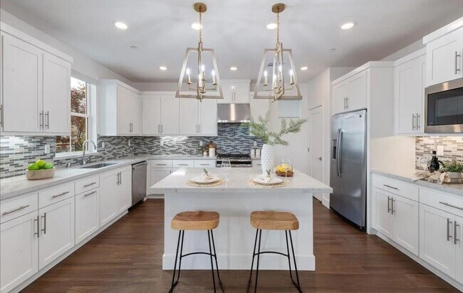 Foto del edificio - $5,700 | Stunning 5BR/4.5BA Model-Like Home in Newark's Bridgeway Community!