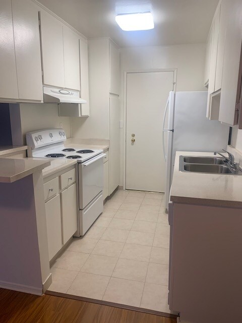 Foto del edificio - 4424 Woodman Ave