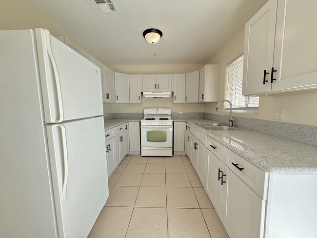 Building Photo - RECENTLY RENOVATED! 3 Bedroom 1 Bathroom Apartment in Indio, CA