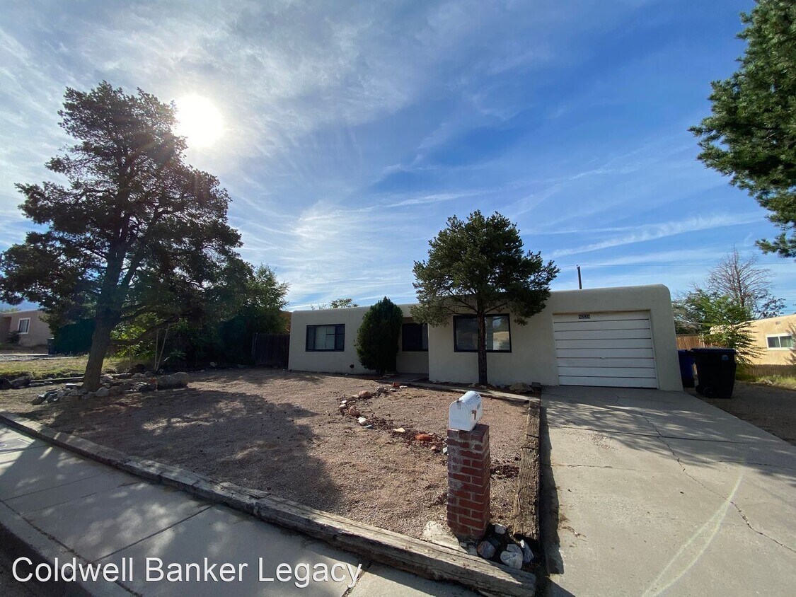 3 br, 2 bath House 8224 Florence Ave NE House Rental in Albuquerque