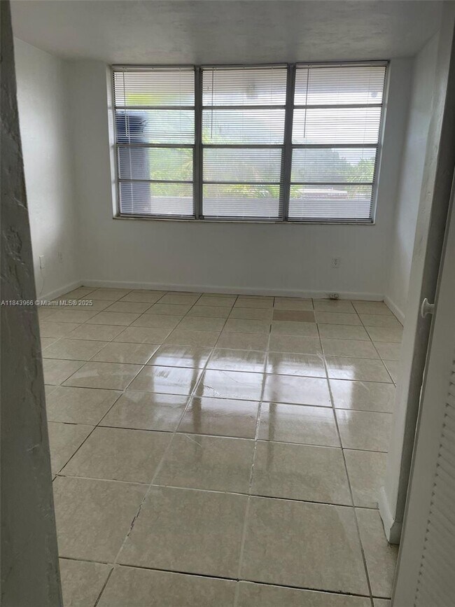 Foto del edificio - 2175 NE 170th St