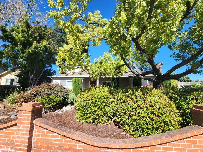 Foto del edificio - Charming 2 Bedroom, 2 Bathroom Home in Redwood City