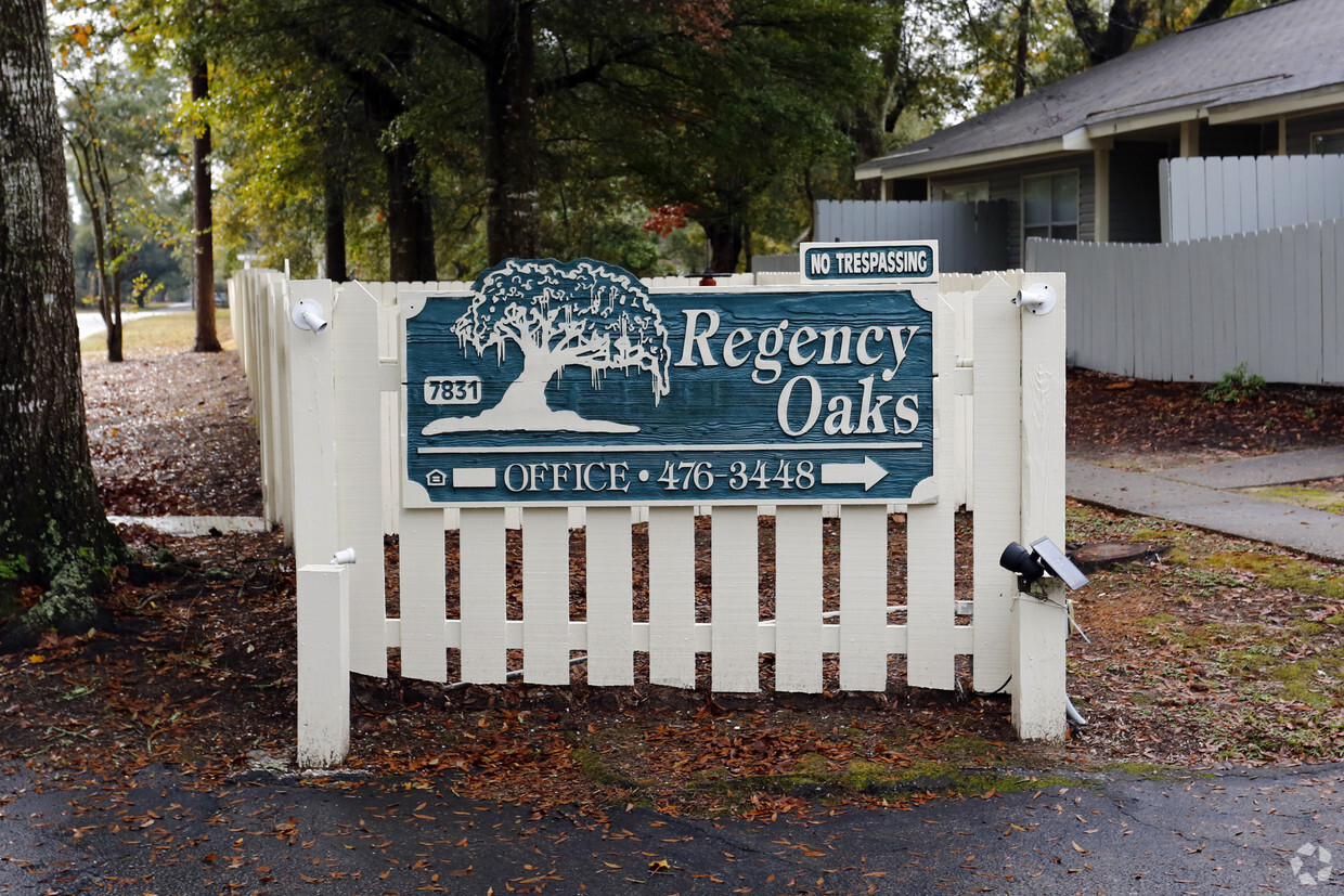 Entrada - Regency Oaks Apartments