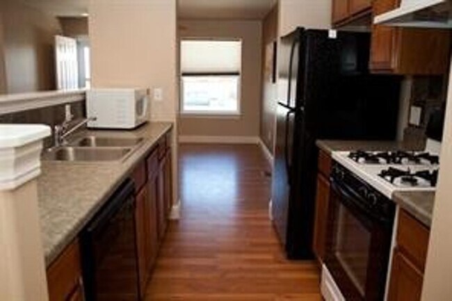 Foto del edificio - 3 Bedroom 2 Bath home with 2 car garage in Belgrade.