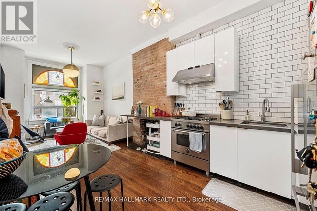 Building Photo - 261 Ossington Ave