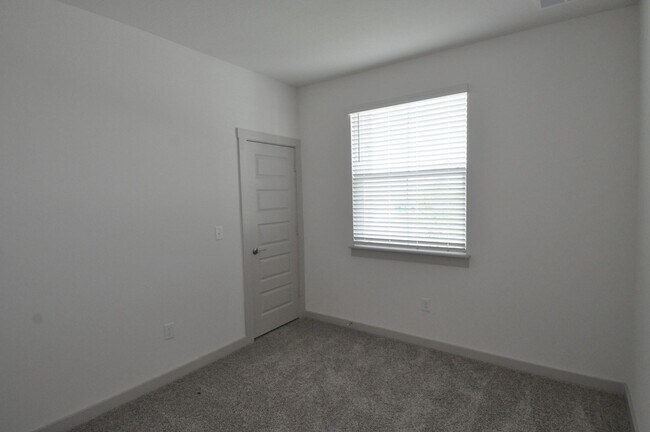 Foto del edificio - Home has an amazing entrance leading to the large family room open to the kitchen and dining room