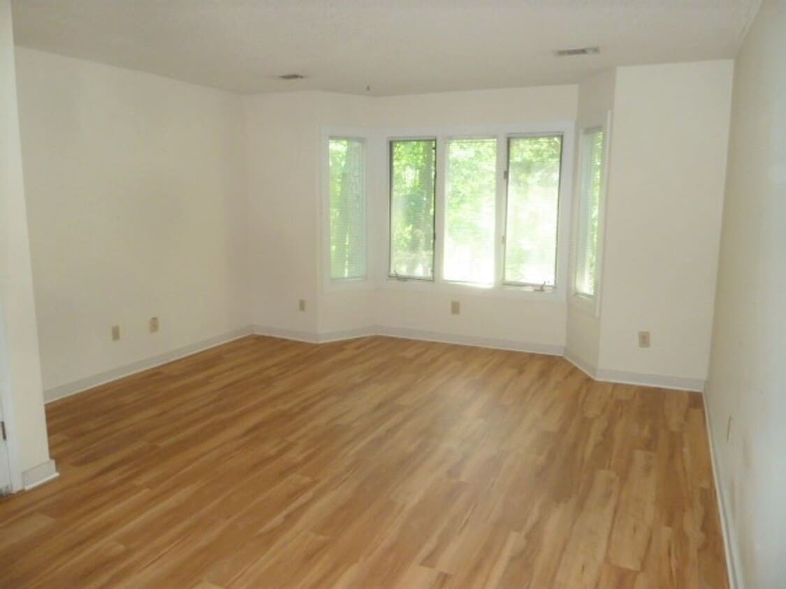 Primary Photo - Nice 2br 2ba townhome-style condo in Mill ...