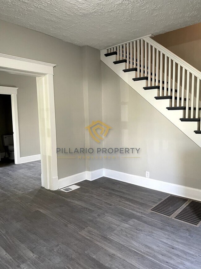 Building Photo - Updated, Riverside 3 Bedroom, 1 Bathroom H...