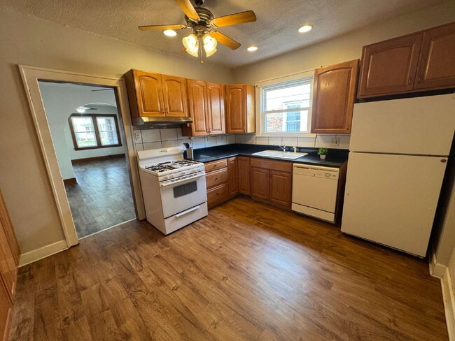 Foto del edificio - BIG SPACE. MODERN COMFORT. UNBEATABLE VALUE: 3 Bed, 2 Bath Duplex Delight!