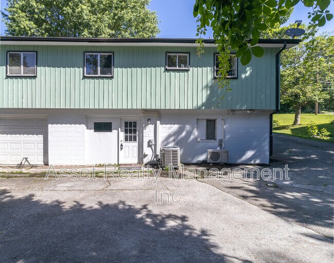 Foto del edificio - 708 Dutch Valley Drive Northeast - 1