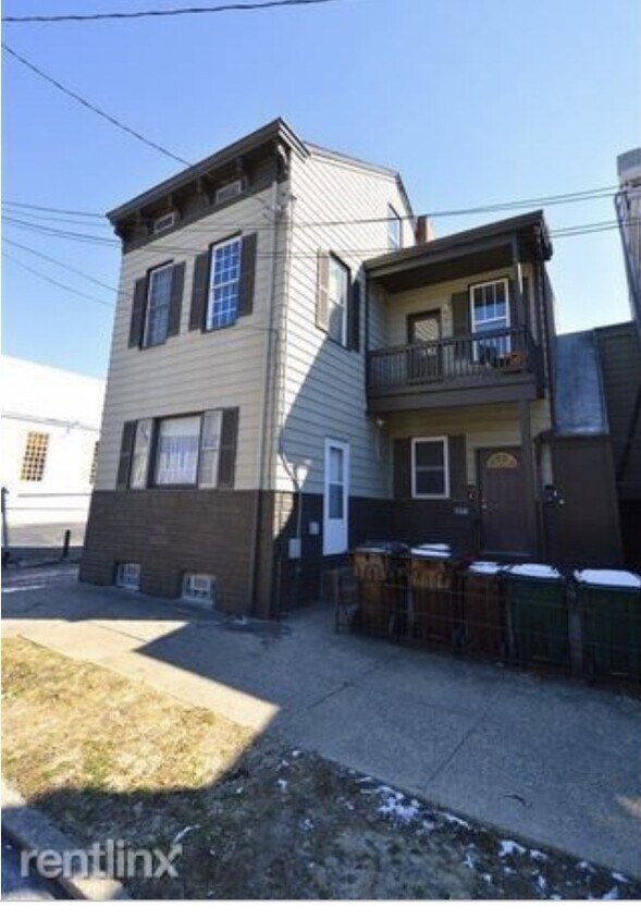 Outside of building - 332 E 9th St