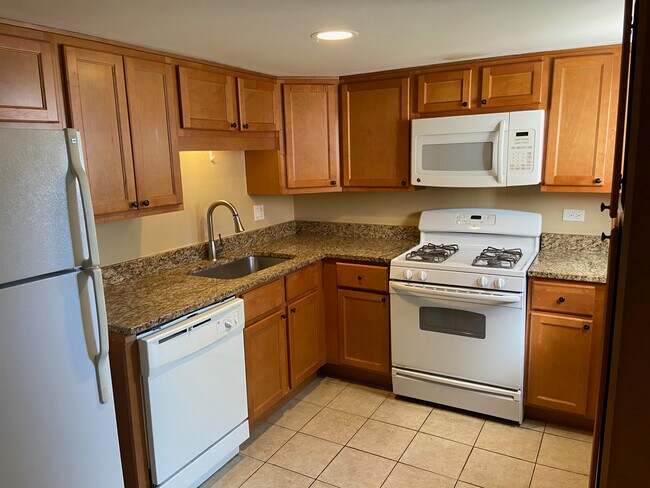 Kitchen - 3218 W Eastwood Ave